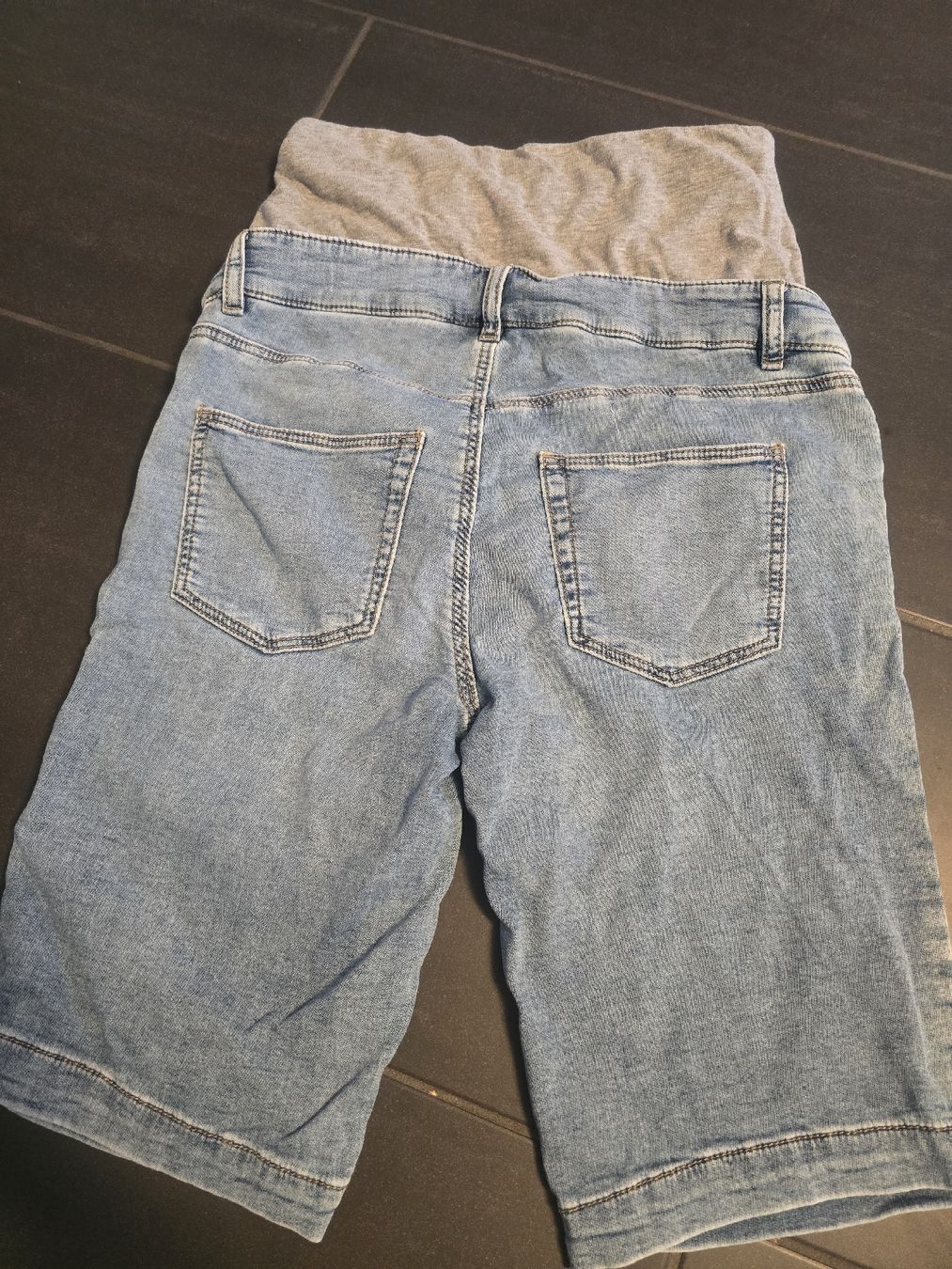 C&A Pantaloni: Schwangerschaft Short gr.34 – Usato da Unterentfelden venduto da Panda-87 3