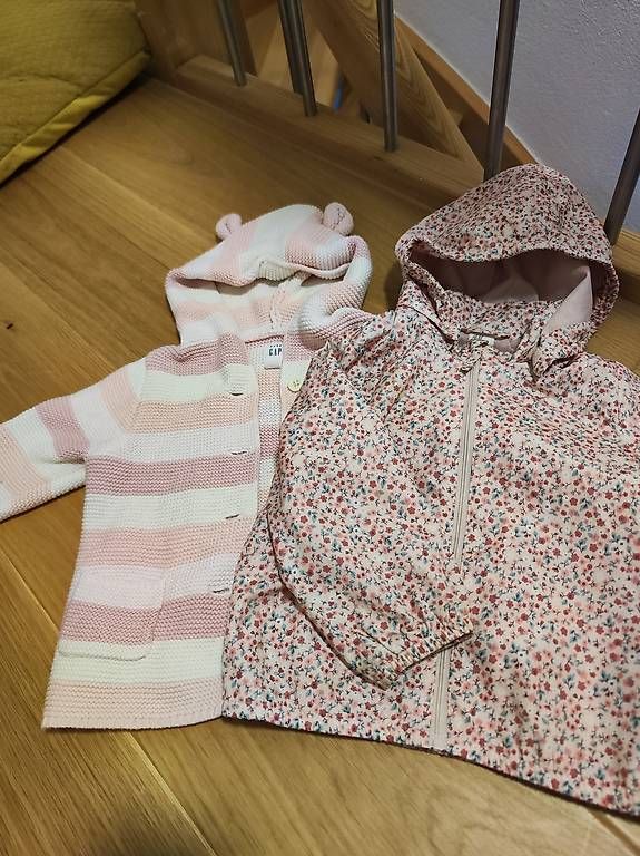 Jacken & Mäntel: Leichte Mädchenjacken GAP 92 und H&M 86  – Gebraucht aus Weinfelden von gab_z6f5