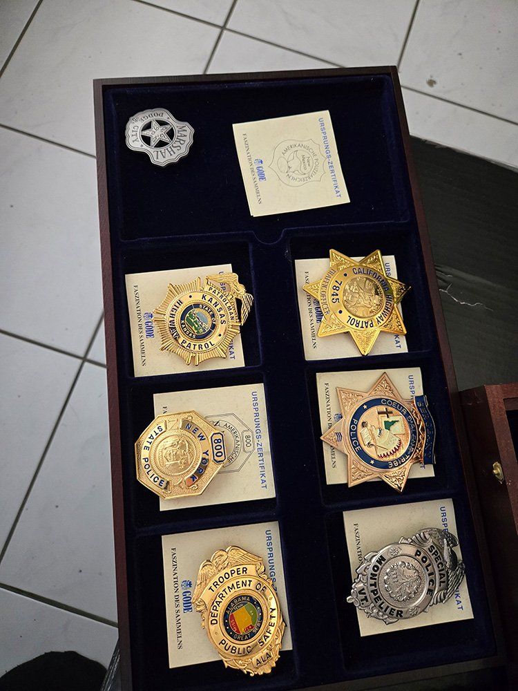 Placchette & Badge: Polizeiabzeichen Göde 40 Stück – Nuovo (secondo la descrizione) da Wilen b. Wil venduto da monsterstore 3