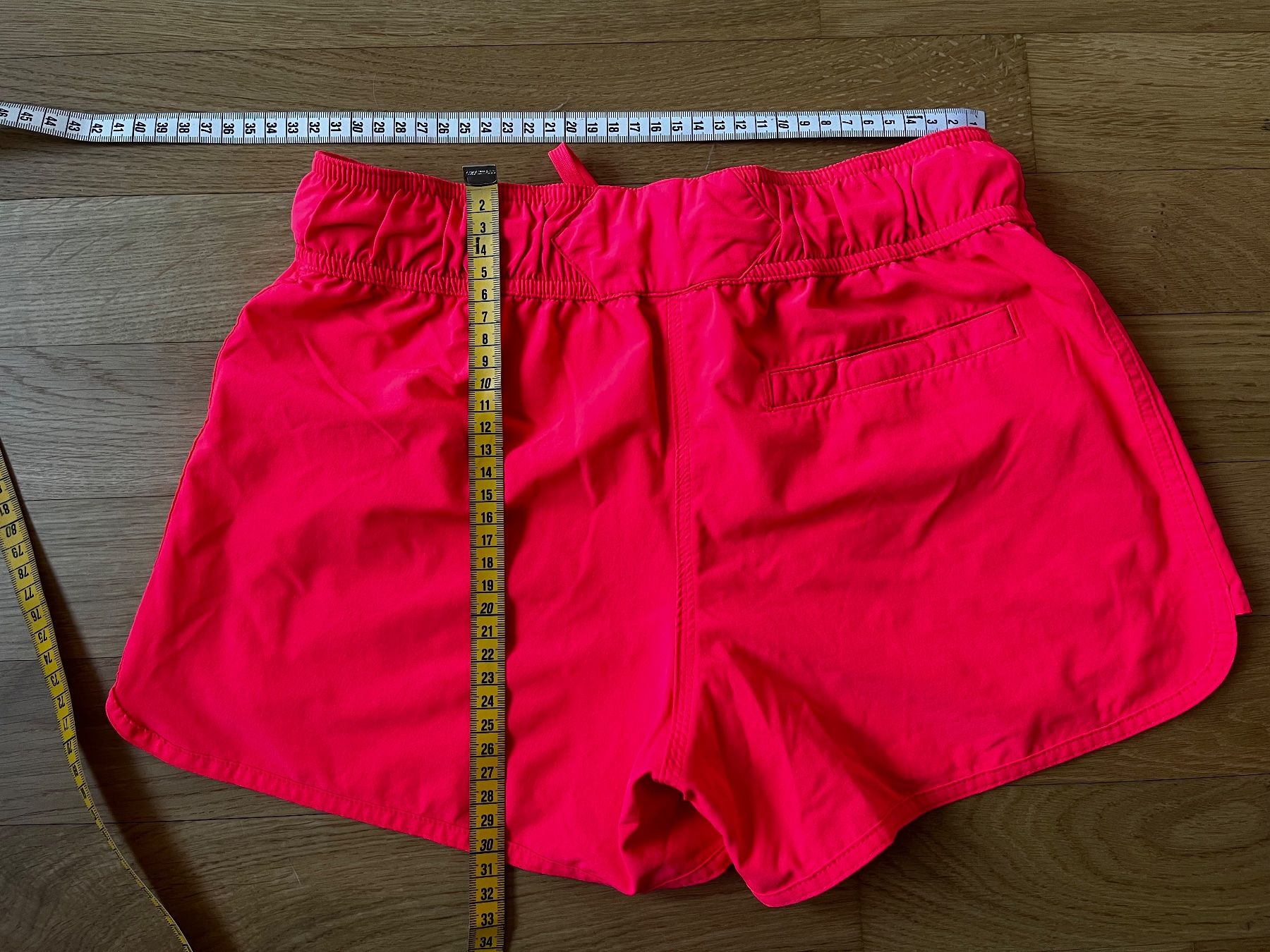 Leggings: Short de sport rose fluo – Usato da La Tour-de-Trême venduto da lol_85kj 1