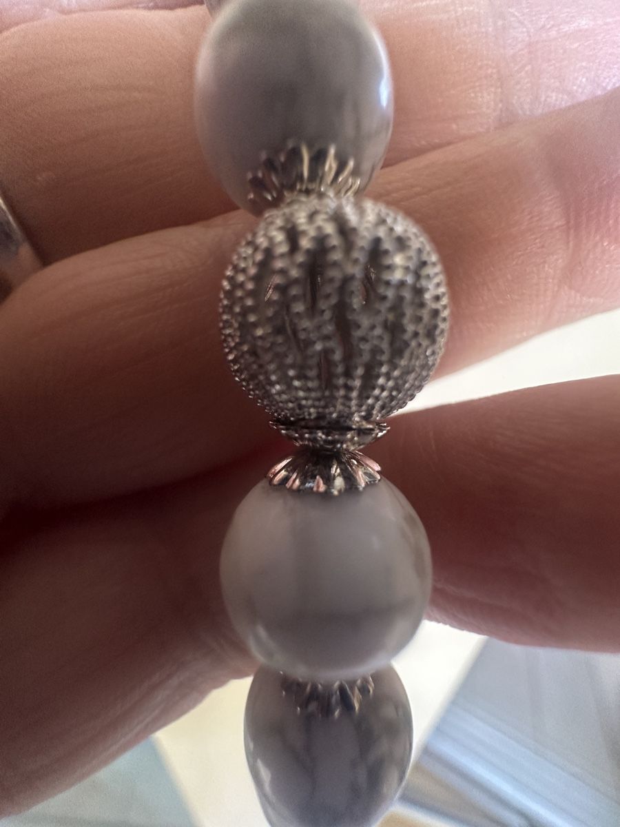 Bracelets: Armband mit Howlith Perlen und Anhängern  – Neuf avec emballage d'origine à Kriens par Hortensie6 1