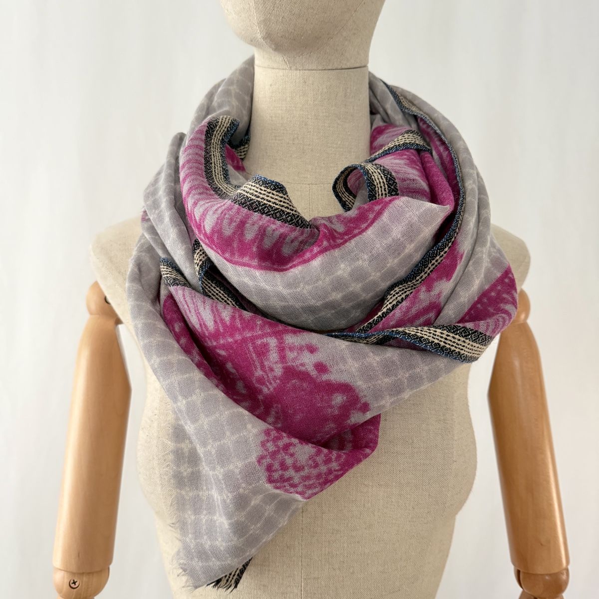 Foulard & Sciarpe: INOUI Wool & Silk Scarf – Nuovo (secondo la descrizione) da Emmen venduto da Colette-Juliette