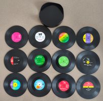 12 Retro Vinyl - Schallplatten - Untersetzer im Halter