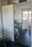 Weisser Schiebetüren Schrank mit grossem Spiegel