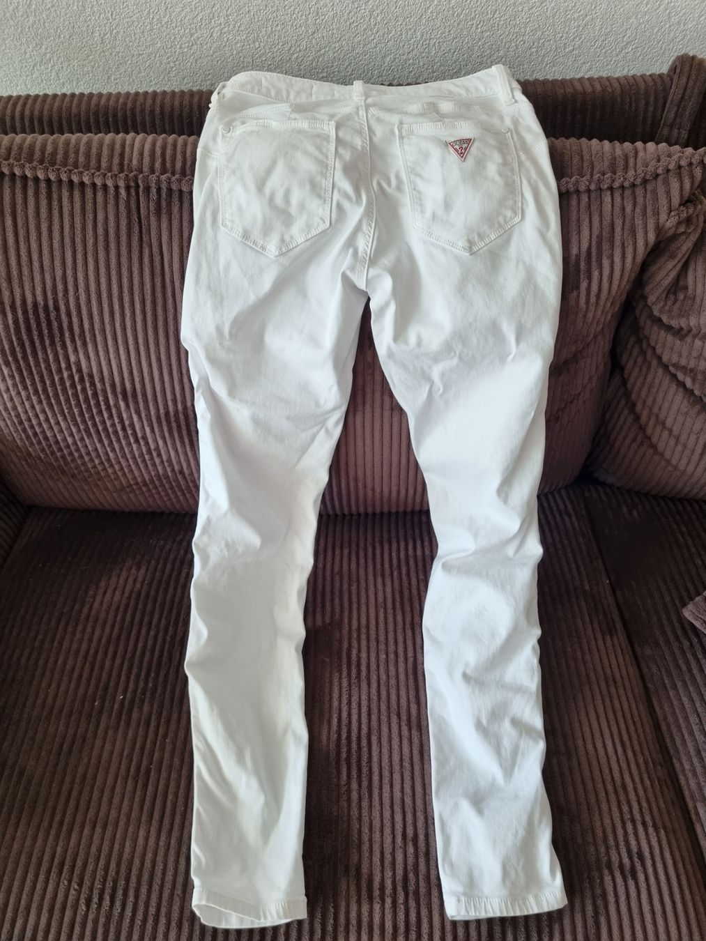 Guess Pantaloni: Pantalon Guess blanc, taille 27, comme neuf – Usato da Riddes venduto da pierre-a-facettes 2