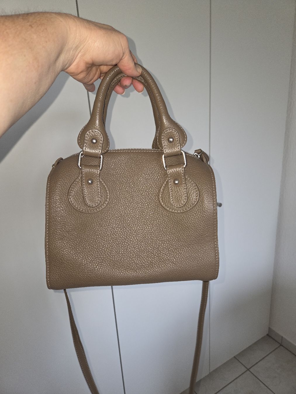 Taschen für Damen: Trendige Handtasche in Taupe – Gebraucht aus Emmenbrücke von Zimmer 1