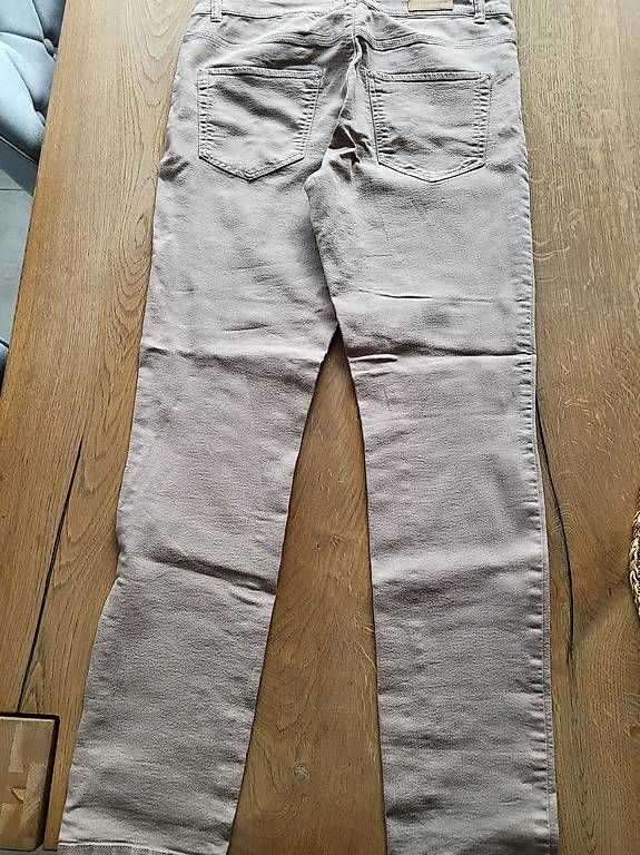 Pantaloni: Pantalon femme – Usato da Ecuvillens venduto da loloall 1
