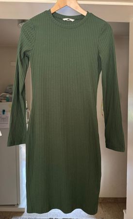 Robe moulante côtelée verte, idéale pour l'automne!