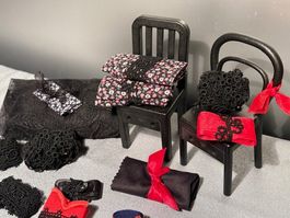 Nostalgie Mini DEKO in Schwarz Rot, Spitzen, Stoffe 2x Stuhl
