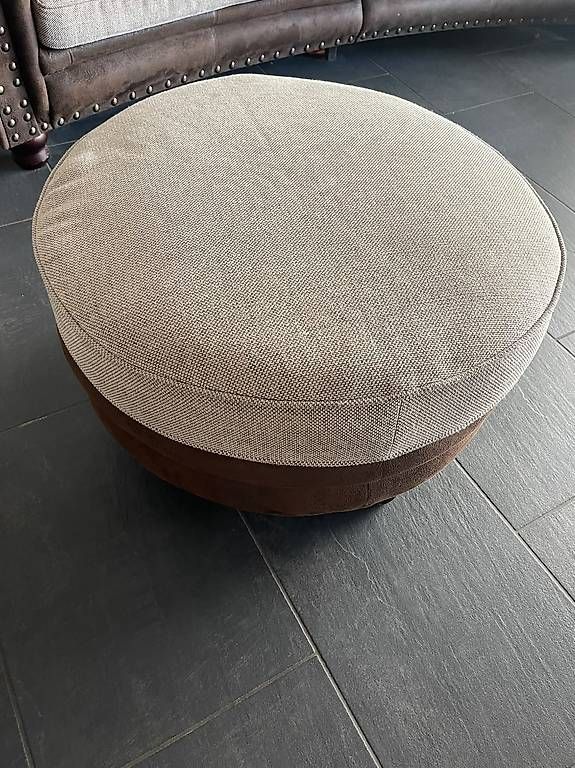 Sofas: Grosses, bequemes Sofa mit Hocker  – D'occasion à Geuensee par Leguani 2