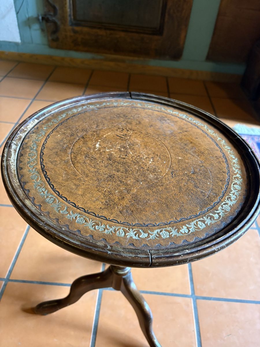 Tables: Teetischchen, leder. Table à thé ancienne cuir décoré – D'occasion à Erlenbach i. S. par yap_q8tb 6