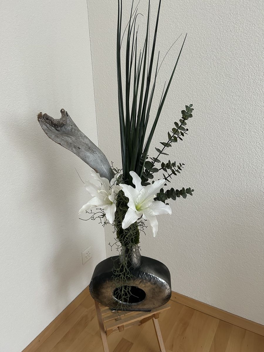 Alle Dekorationen: Elegantes Gesteck mit Lilien und Holz – Neu (gemäss Beschreibung) aus Güttingen von Hunzer 4