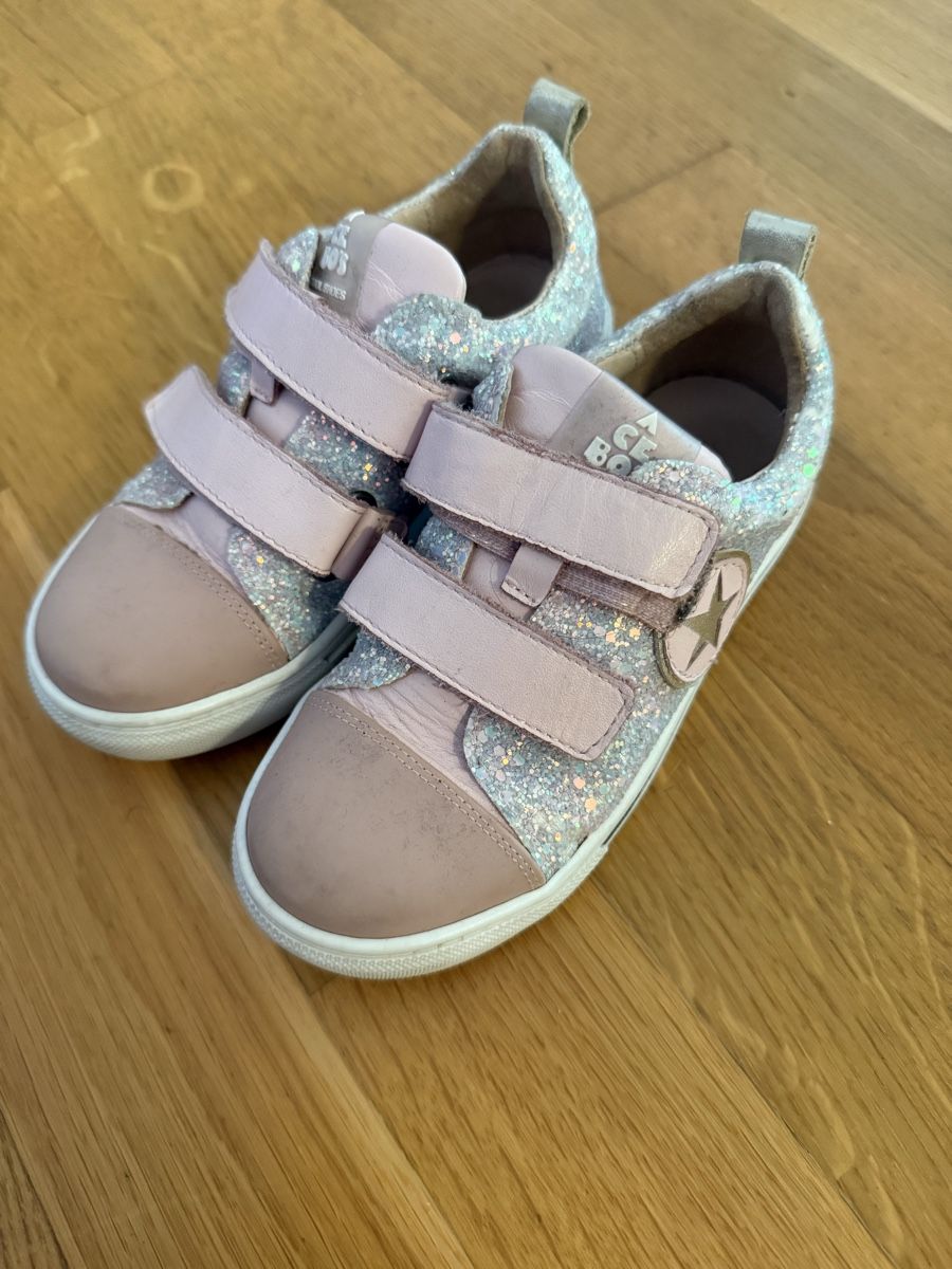 Schuhe für Mädchen: Turnschuhe – Gebraucht aus Fehraltorf von Bowling_54