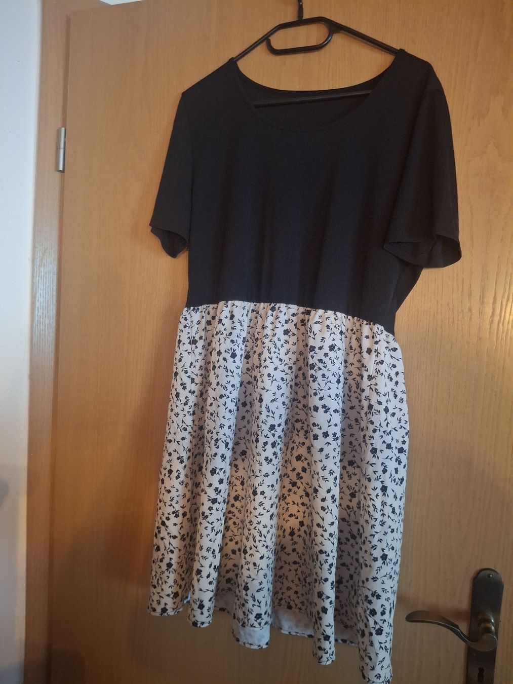 Vestiti: Kleid mit Blumenmuster Grösse XXL  – Usato da Rünenberg venduto da Adrira