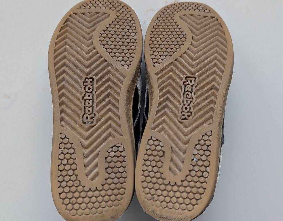Scarpe per ragazzi: REEBOCK Turnschuhe schwarz/weiss Gr. 30 – Usato da Seuzach venduto da louisa. 2
