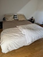 Bett mit Metallrahmen und Lattenrost