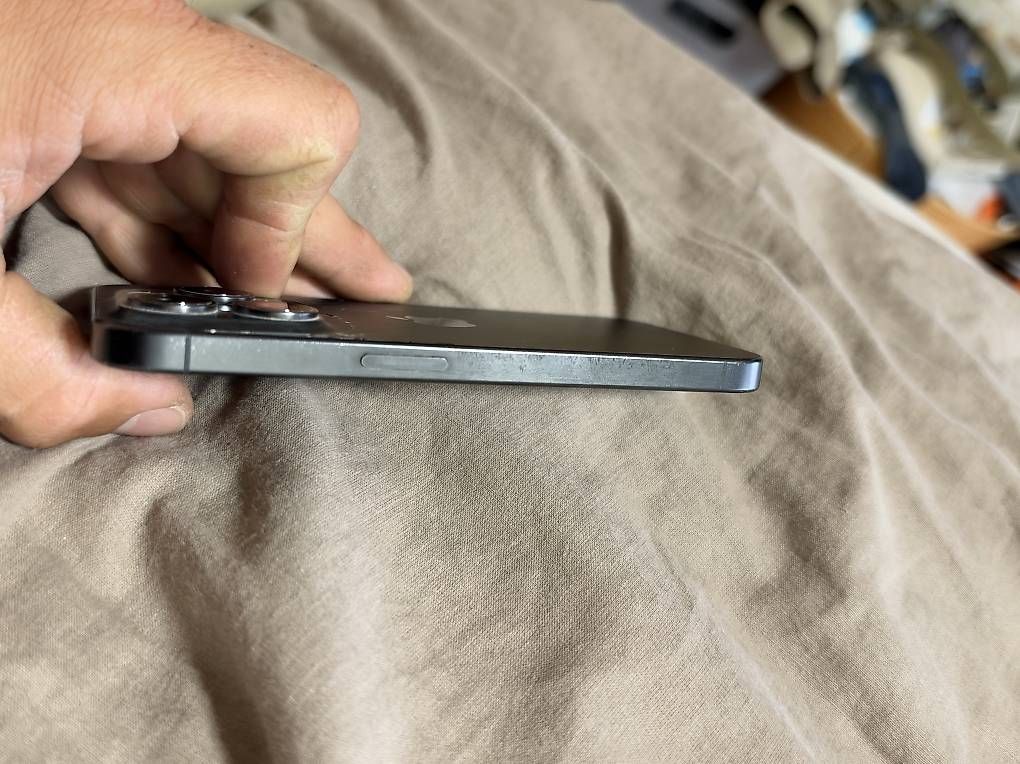 Portables: Iphone 15 pro  – D'occasion à Schaffhausen par adr_zd2v 4