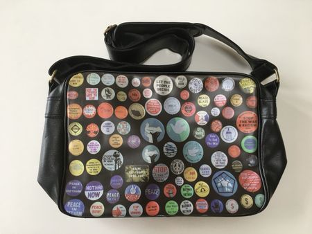 Schwarze Kothai Umhängetasche mit vielen coolen Buttons