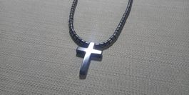 Collier avec pendantif croix pierre hematite style gothique