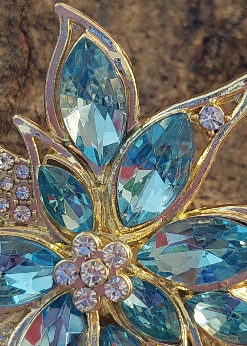 Spille & Fermagli: Hübsche Brosche Blume hellblau mit Strass – Nuovo (secondo la descrizione) da Oberwil BL venduto da Hunajakakku 3