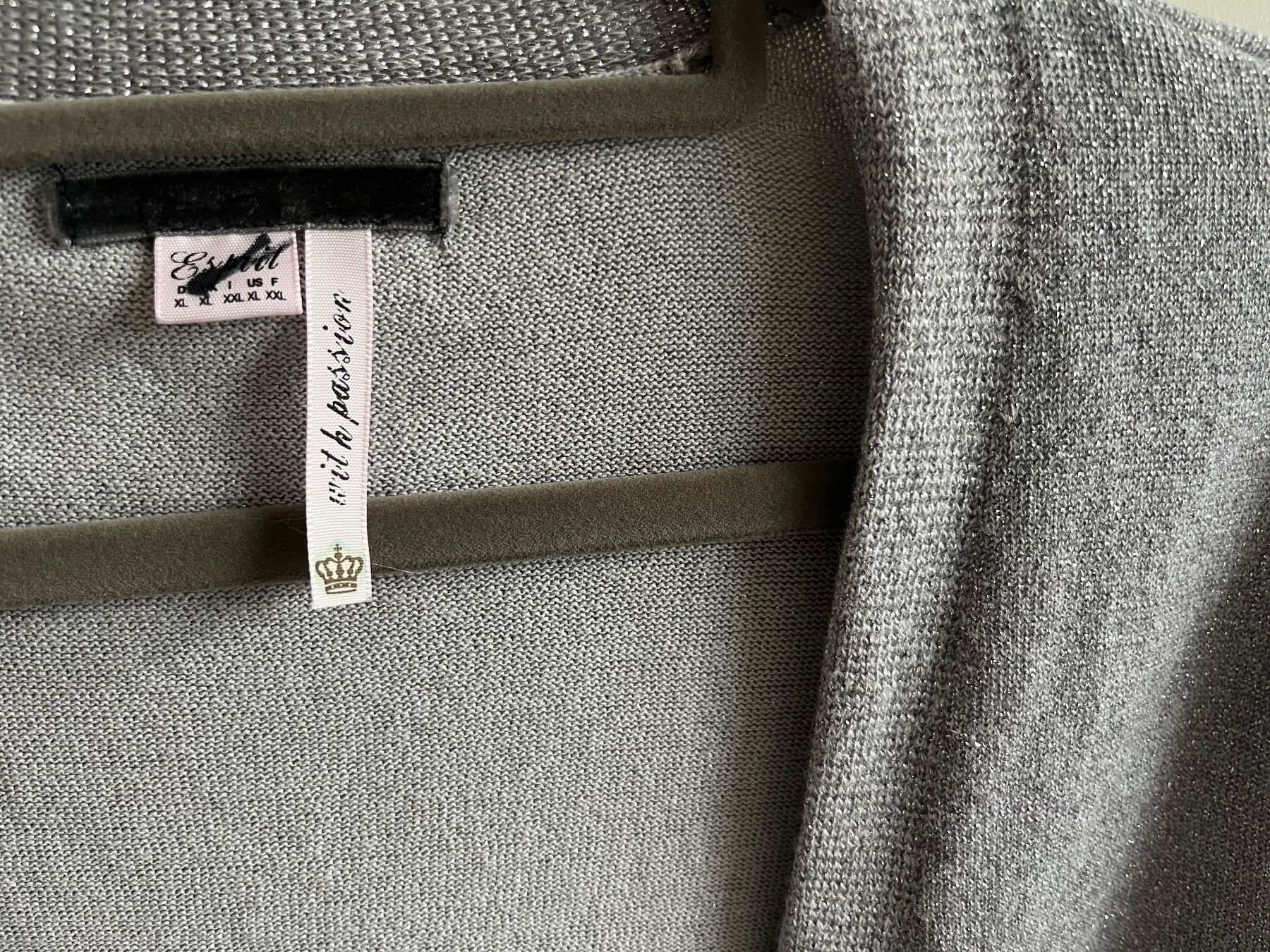 Esprit Maglioni & Felpe: Neuer Esprit Pullover. silbern/grau, glitzer – Nuovo (secondo la descrizione) da Oetwil an der limmat venduto da Sual 2