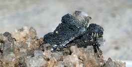 Quarz umringt von Hämatit Kristallen.