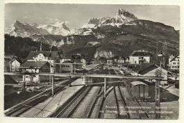 BRUNNEN Bahnhof mit Bahn