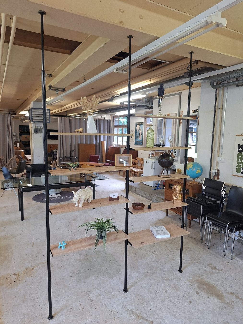 Regale: Mid Century Teleskopregal, Vintage – Gebraucht aus Urtenen-Schönbühl von Atelier21_bern