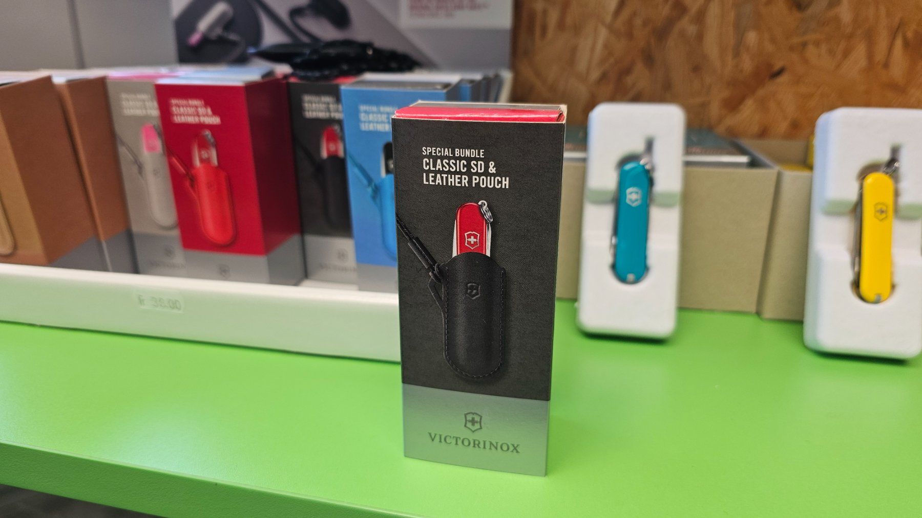 Victorinox Coltelli tascabile: Victorinox Classic SD inkl. Leder - Etui – Nuovo e nell'imballaggio originale da Koppigen venduto da Bracher_Mail-House 1