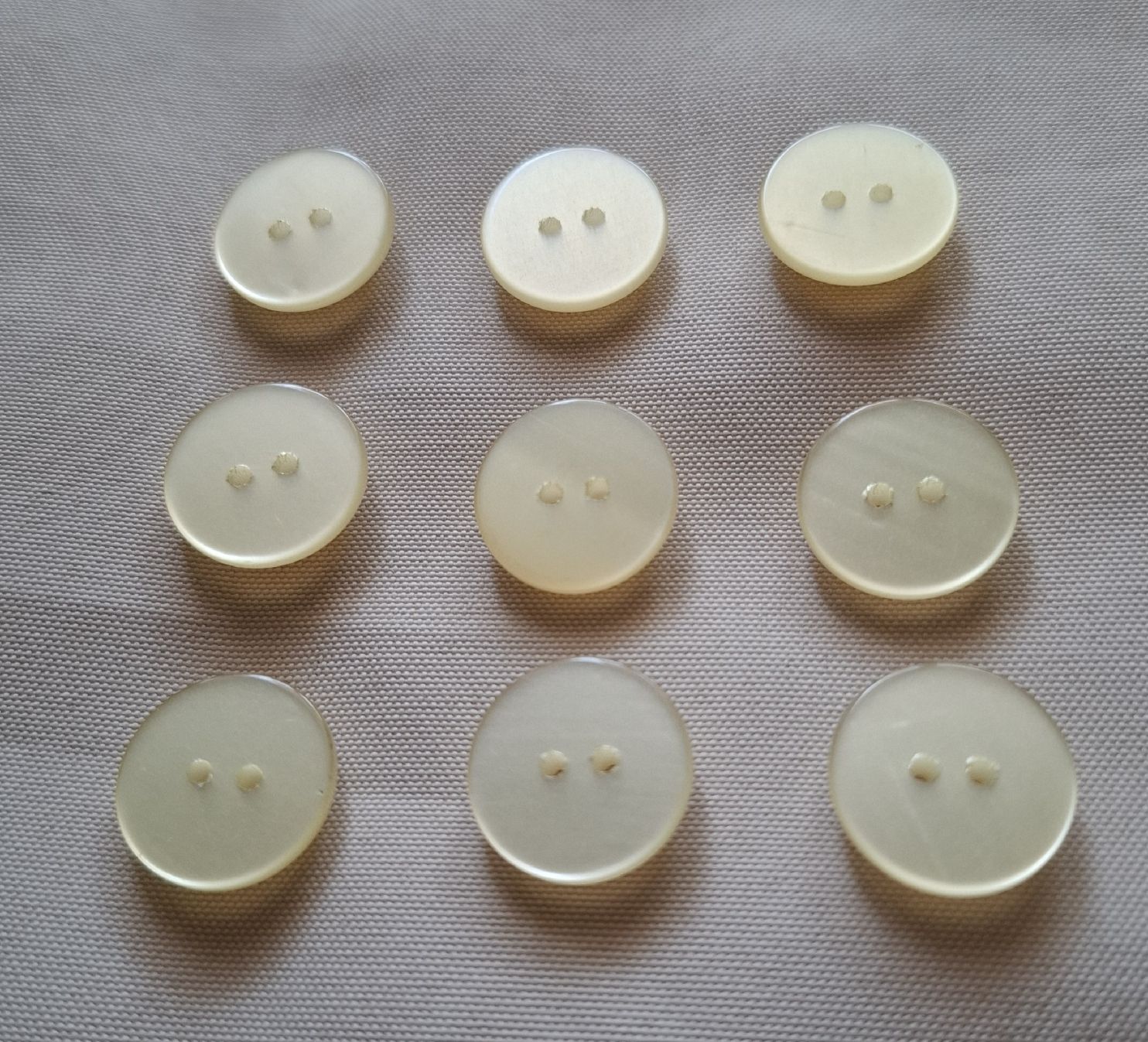 Boutons: 9 Stück Knöpfe, eierschalenfarbe, 18 mm. – D'occasion à Dietikon par Hirschkopf 4