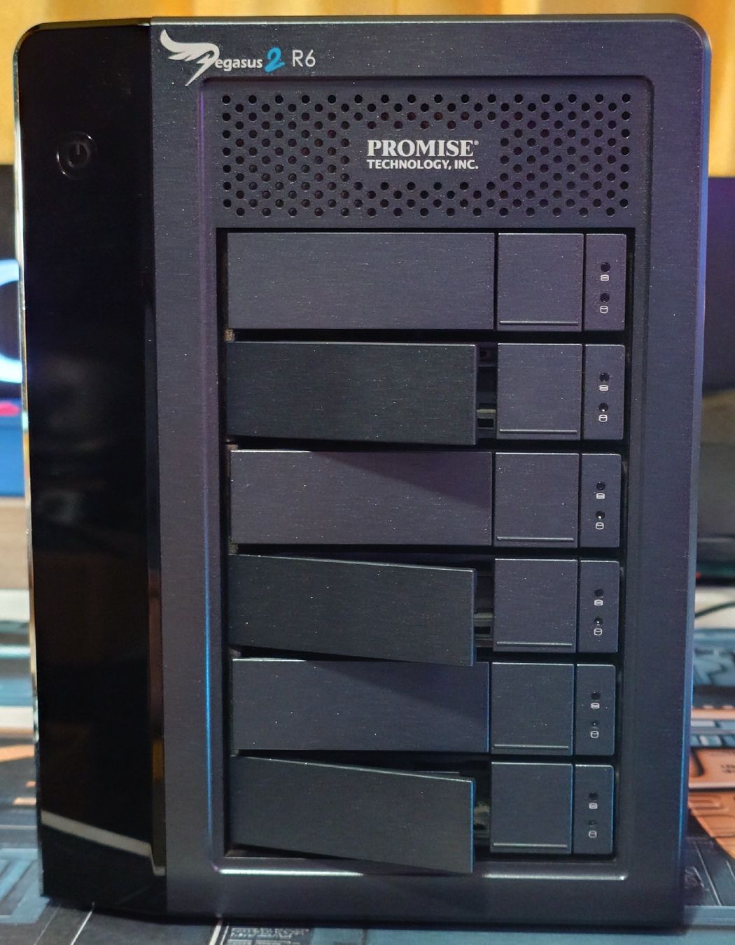 Dischi rigidi: Promise Pegasus 2 R6 - RAID System mit 6 Slots / Hot Swaps – Nuovo (secondo la descrizione) da Ennetmoos venduto da Faders