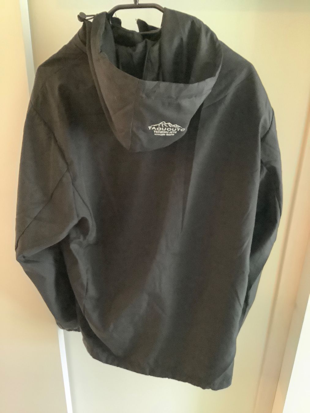 Giacche: Schwarze leichte Jacke mit Kapuze Grösse L – Usato da Zürich venduto da Verde21 1