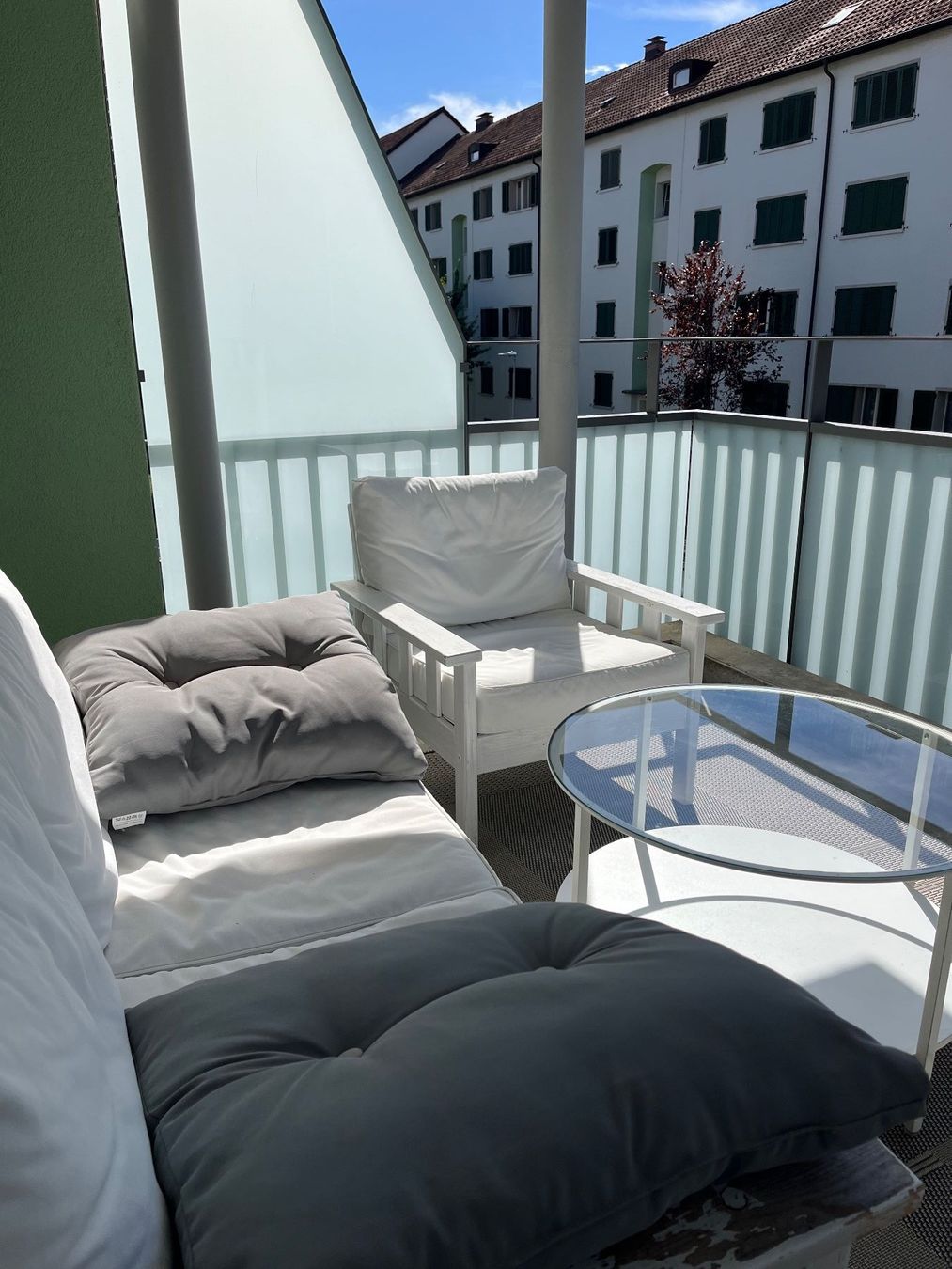 Divani: Balkon Lounge Set mit Tisch und Teppich – Usato da Zürich venduto da lea_55mb 1