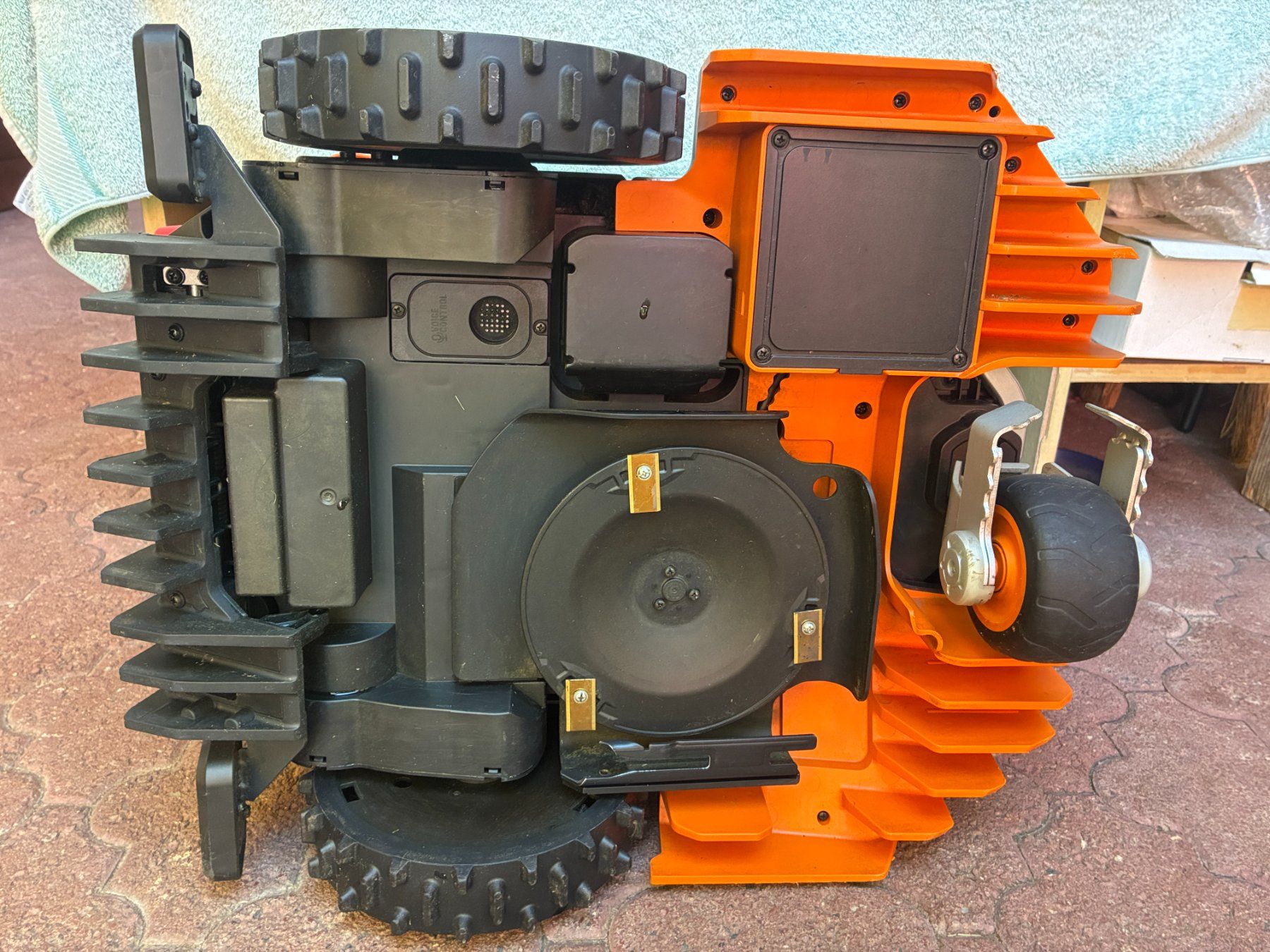 Worx Rasenmäher: Worx Landroid Vision L1600 mit Garage – Gebraucht aus Egnach von Jet700 5