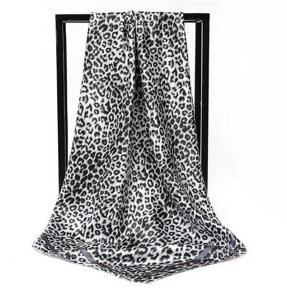 Foulard & Sciarpe: Schal leoprint 90x90 cm. Versand auch möglich – Nuovo e nell'imballaggio originale da Neuenhof venduto da summer_25