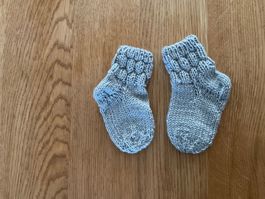 Handgestrickte Babysocken grau Fusslänge 10 cm Gr. 16/17