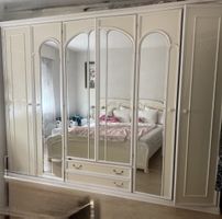 Kleiderschrank mit Spiegeln