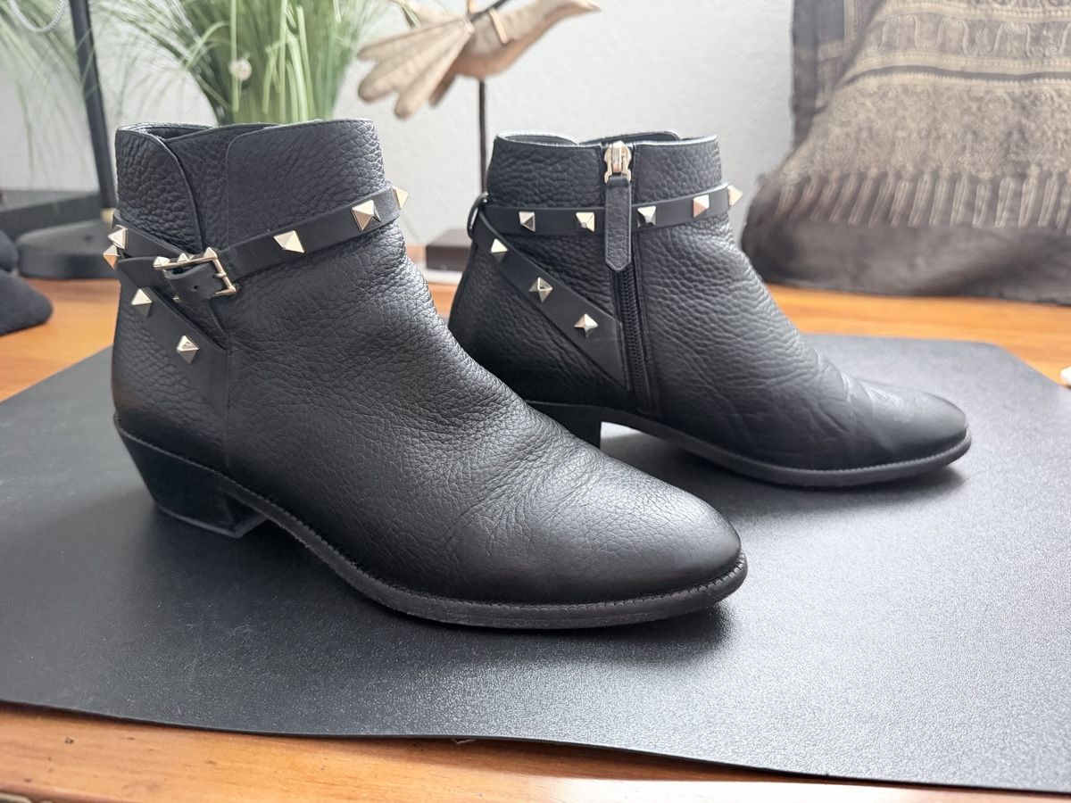 Valentino Herrenschuhe: Bottines Valentino Garavani noir  39 – Gebraucht aus Courgevaux von auxtrouvailles