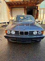 BMW E34 525ix, 2 Fahrzeuge, inkl. diverse Ersatzteile