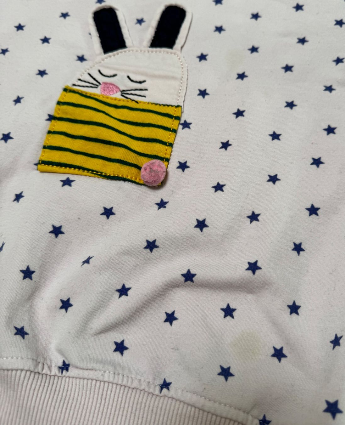 Pullover & Sweatshirts: Pullover rosa Kind mit Hasenmotiv Grösse 130 – Gebraucht aus Winkel von Schorley 3