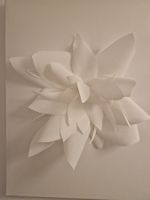 Lotus-Skulptur aus Stoff auf Canvas in Weiss im Zen Stil