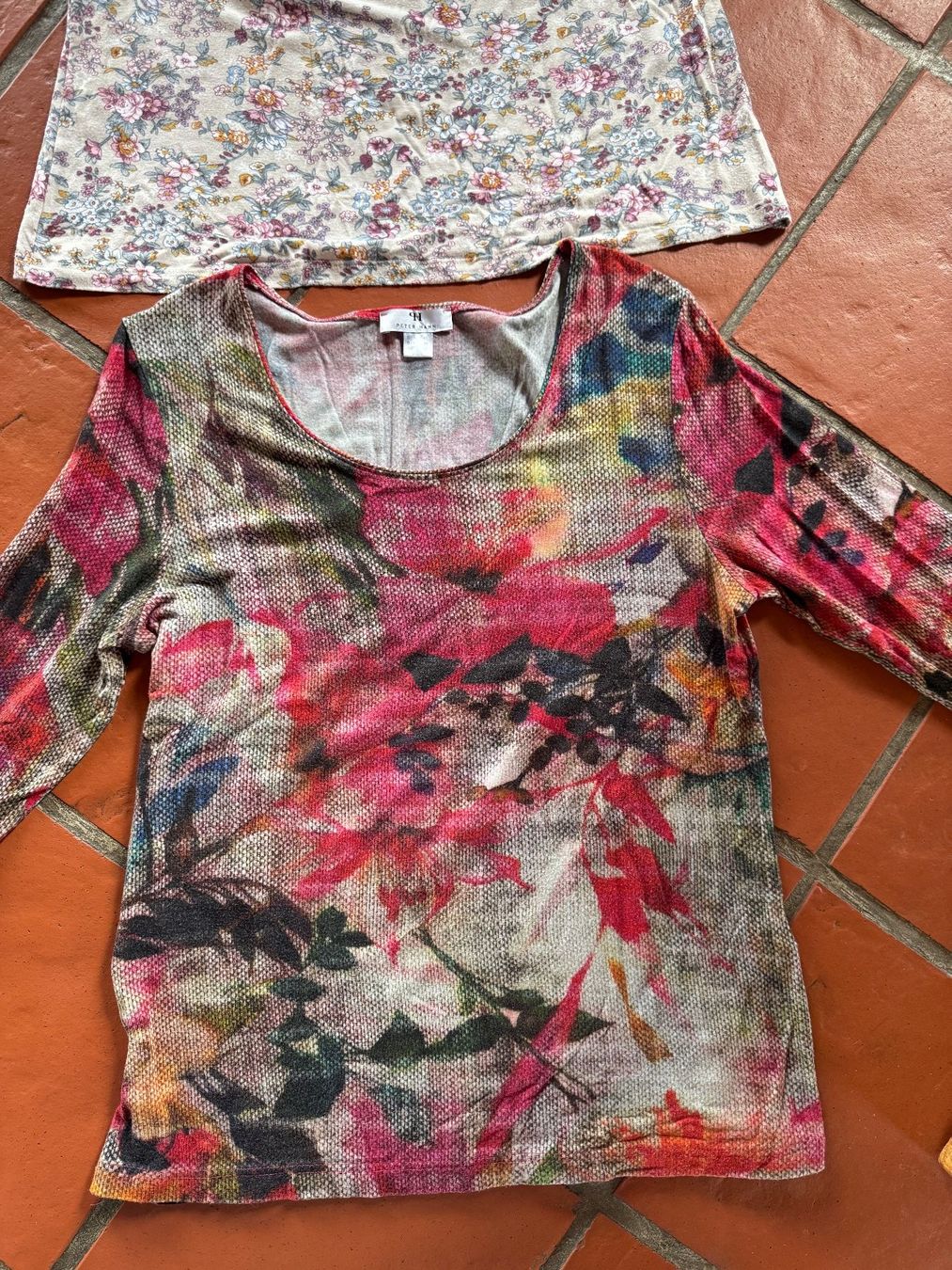 Lotti di vestiti: 4er Set Sommer Shirts Gr. 42 mit Blumenmuster – Usato da Oberrohrdorf venduto da maggys15 3