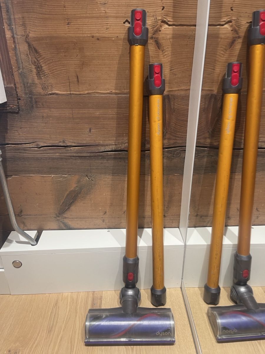 Dyson Supporti a parete: Dyson Stiel Staubsauger – Usato da Mels venduto da Atelier-Ale