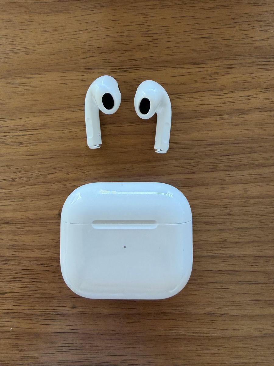 Apple Kopfhörer: Apple AirPods 3 Lightning  – Gebraucht aus Neuchatel von D9z2