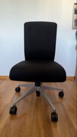Chaise de bureau pivotante noire avec roulettes état bon