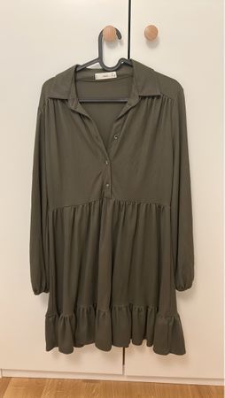 Elegantes Hemdkleid in Khaki, Grösse S – Herbst Must-have!