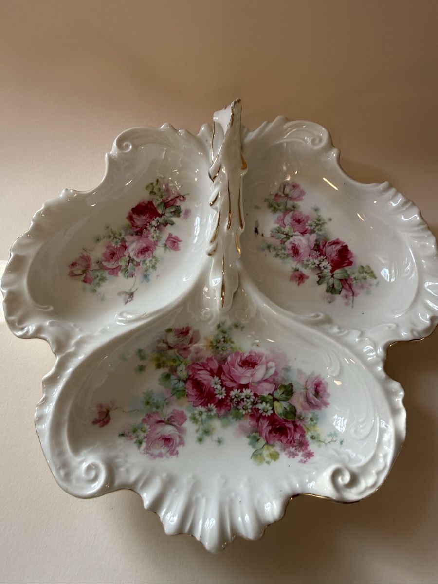 Piatti di portata: Antik Porcelain Serving Dish Rose Pattern 3 Sections Used – Usato da Basel venduto da mar_tsl9 2