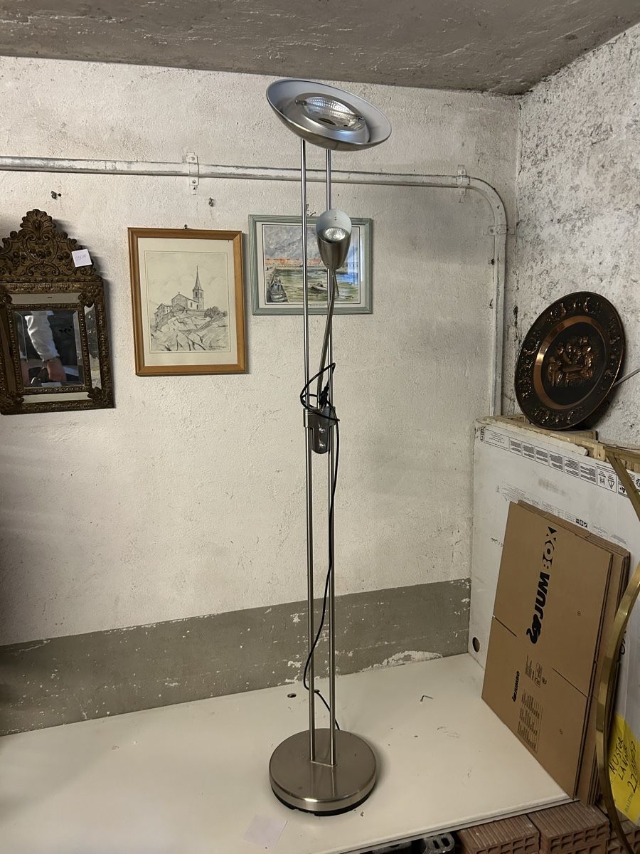 Lampade: Stylish Silver Floor Lamp - Modern Design, Great Value – Usato da Genève venduto da gen_qyb9