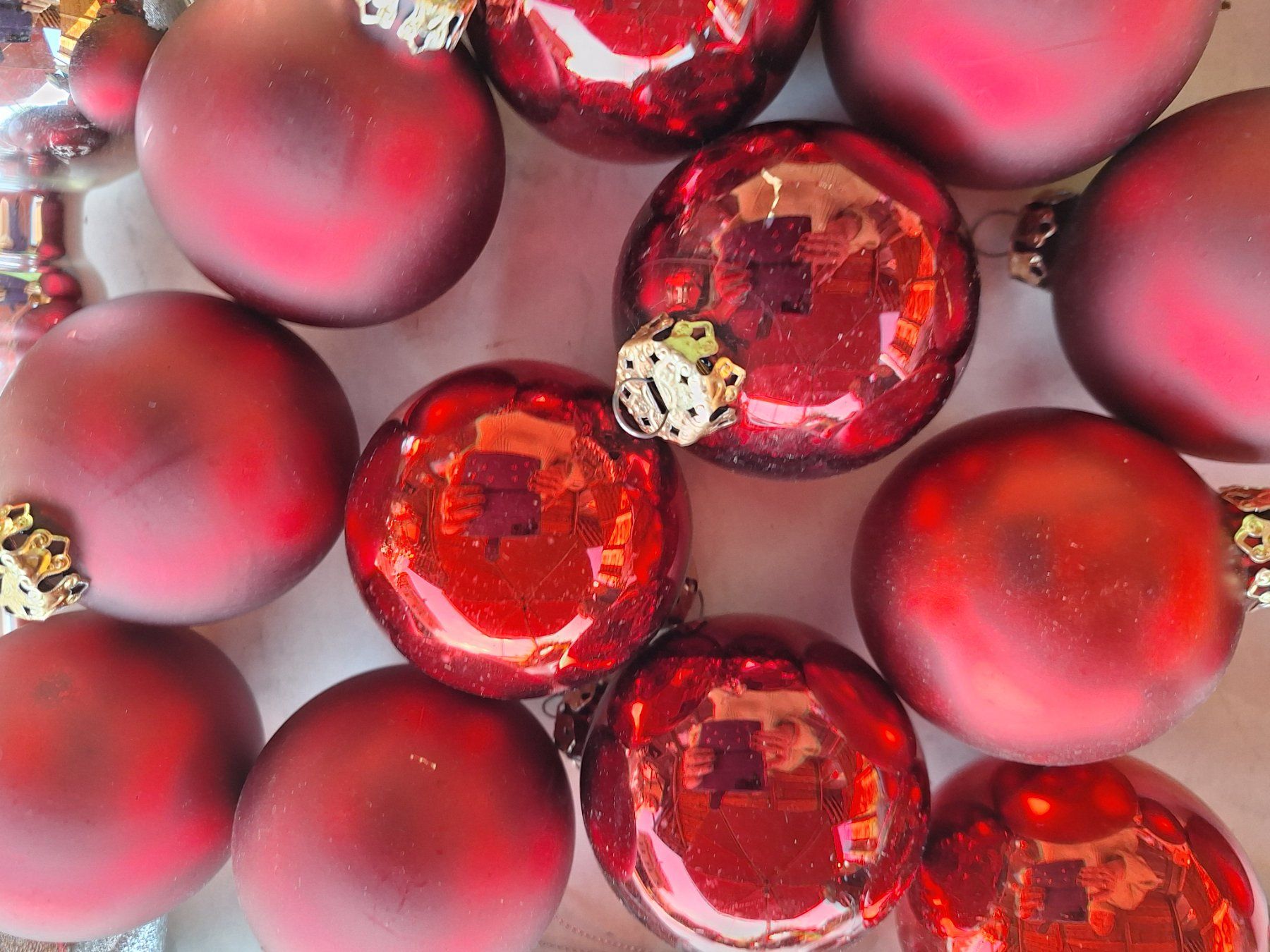 Tutte le decorazioni: WEIHNACHTSKUGELSET IN ROT & SILBERFARBE – Usato da Huttwil venduto da Kunterbuntli 2
