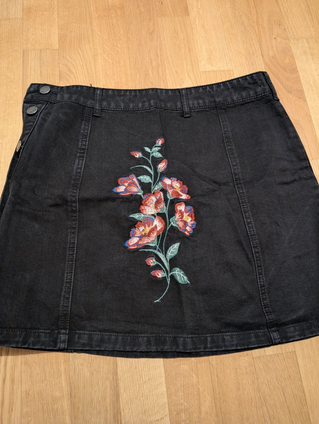 Gonne: Schwarzer Jeansrock mit Stickerei - Gr.M – Usato da Schönenwerd venduto da sal_75dx 2
